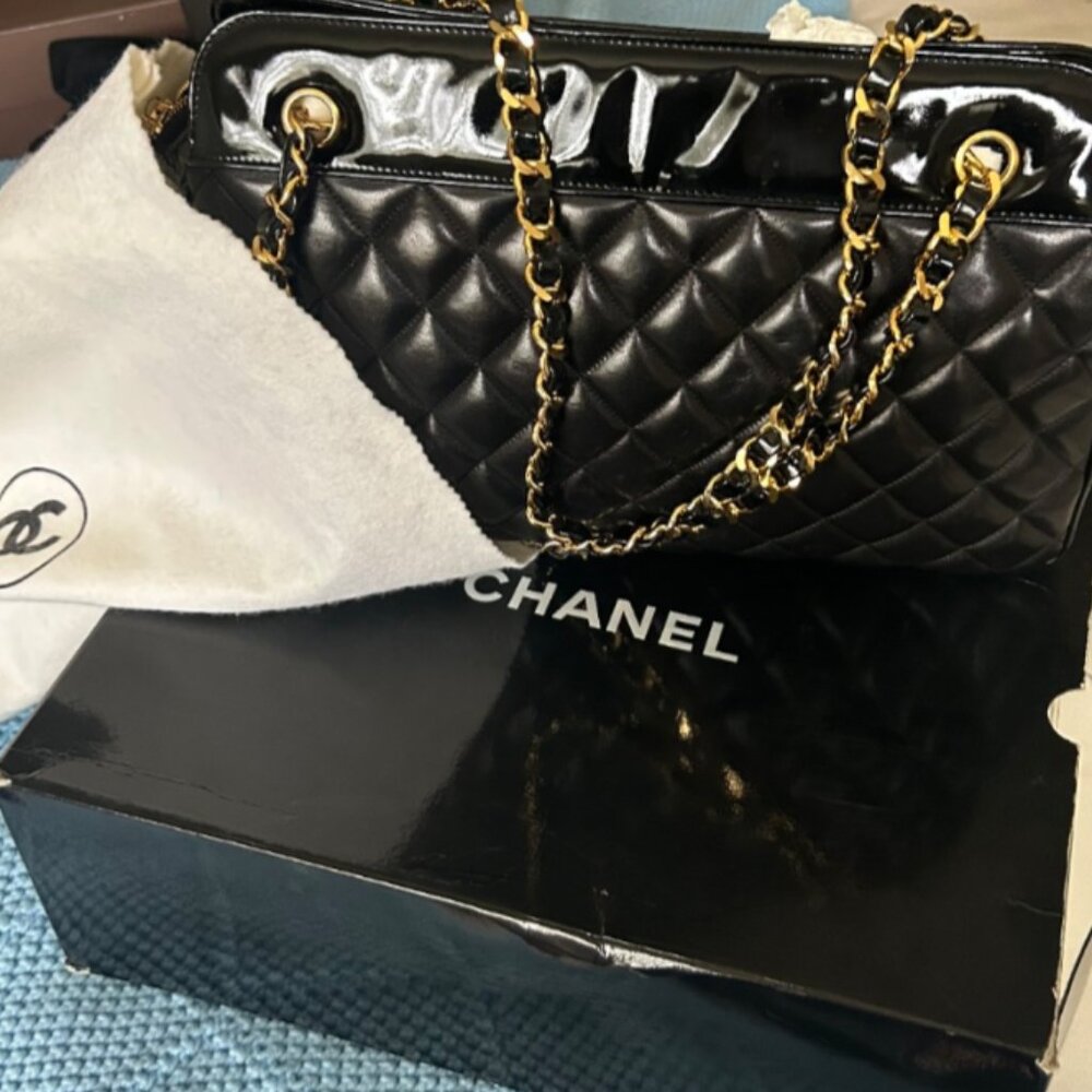 CHANEL Matelasse Black Patent Gold Medallion CC Charm Chain Shoulder Straps